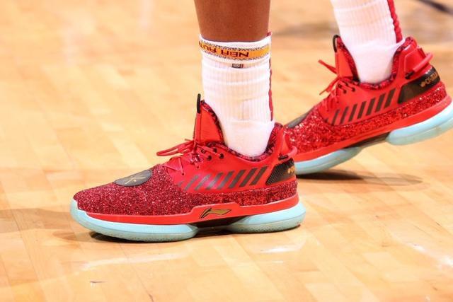 巴神时隔1701天重返意甲 球迷想要球衣巴神脱球裤